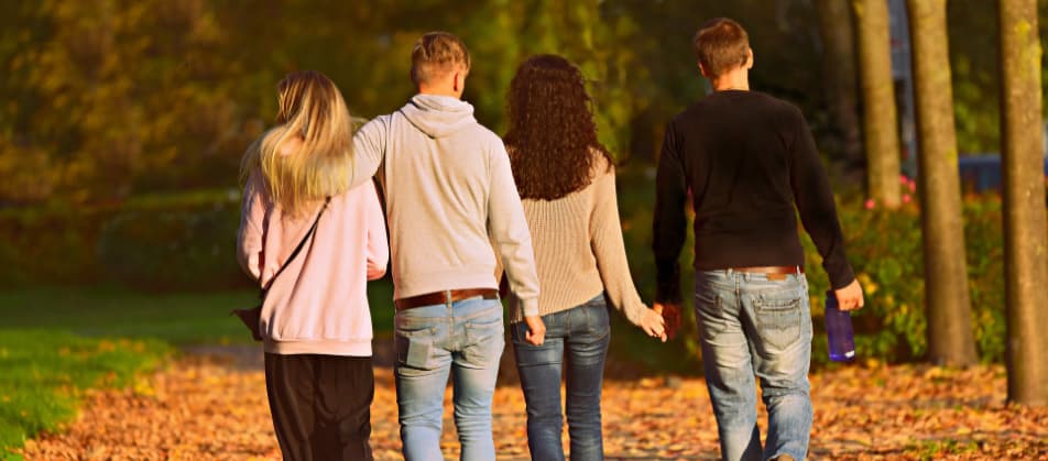 Schuldenfreie junge Familie bei enspanntem Herbstspaziergang dank Privatinsolvenz Dinslaken