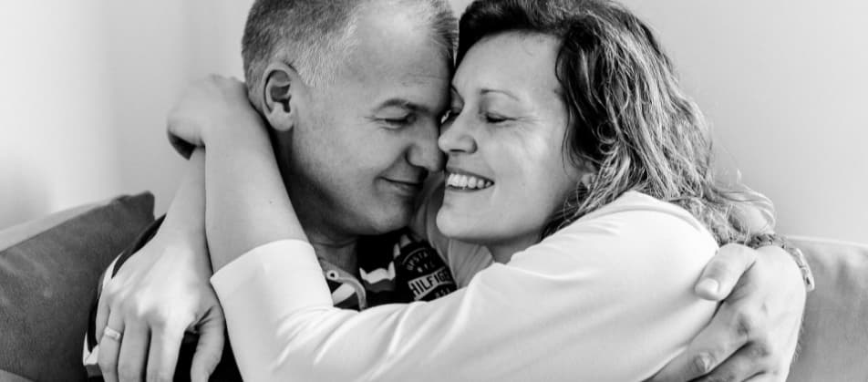 Endlich schuldenfrei - Ehepaar umarmt sich erleichtert - Privatinsolvenz Düren