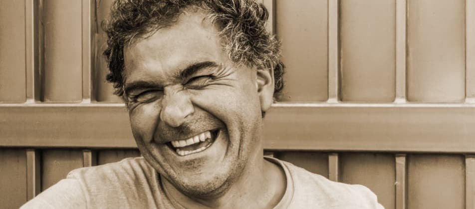 Mann freut sich herzlich lachend über seine zurückgewonnene Schuldenfreiheit dank schneller Hilfe durch Berater bei Privatinsolvenz Fellbach