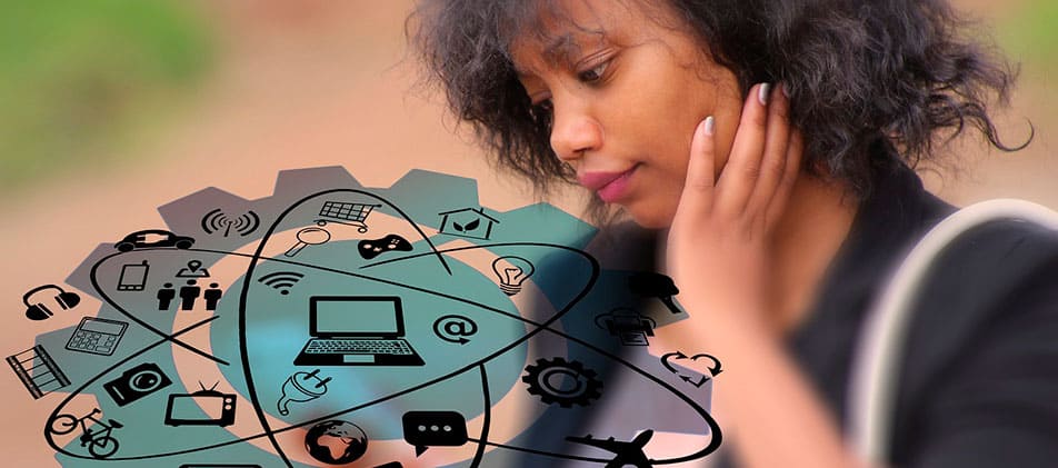 Junge Frau blickt hilflos auf Handy und realisiert die Schuldenfalle Internet Privatinsolvenz Frankfurt