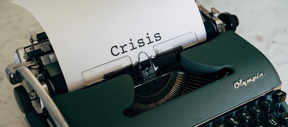 Crisis geschriben auf einer Schreibmaschine - Krise bei den Finanzen Privatinsolvenz Hamburg Wandsbek